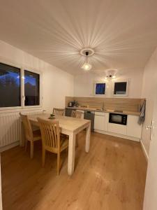 una cucina con un tavolo e sedie in una stanza di Cocon de douceur a La Ravoire