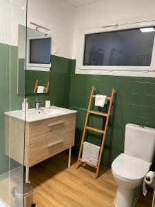 un bagno con lavandino, WC e specchio di Cocon de douceur a La Ravoire