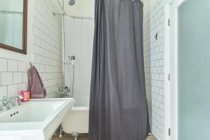 een badkamer met een douchegordijn en een wastafel bij The Giddyup in Pioneertown +58 foto's