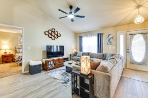 TV/trung tâm giải trí tại 4 Mi to Weeki Wachee Springs! Fun-Filled Home