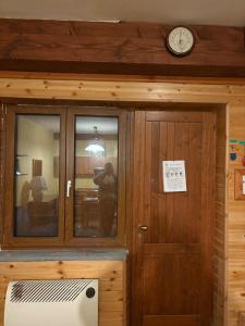 博格塔塞斯特雷Borgata sestriere的木门旁墙上的钟