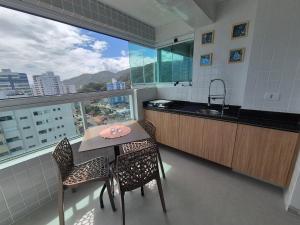 Køkken eller tekøkken på Apartamento pé na areia, no Centro de Mongaguá!