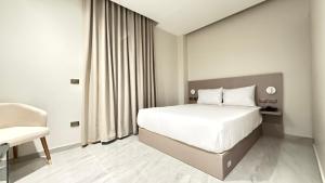 una habitación de hotel con una cama y una silla en Viaje Hotel Downtown Cairo, en El Cairo