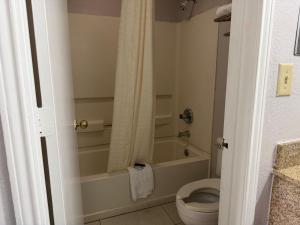 Ένα μπάνιο στο Key West Inn - Chatsworth +20 φωτογραφίες