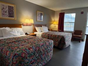 Ένα ή περισσότερα κρεβάτια σε δωμάτιο στο Key West Inn - Chatsworth