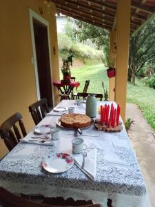 einen Tisch mit einem blauen und weißen Tischtuch in der Unterkunft Casa Surpresa Europäisches Flair in São José dos Campos + 10 Fotos