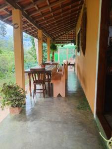 ein Esszimmer mit einem Tisch und Stühlen auf einer Terrasse in der Unterkunft Casa Surpresa Europäisches Flair in São José dos Campos