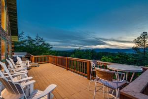 een terras met stoelen en een tafel bij Hot Tub Epic View Fire Pit 40 Acres in Old Fields