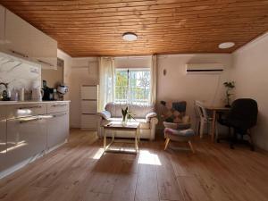 un soggiorno con un tavolo e una cucina di Kasa R a Herzelia