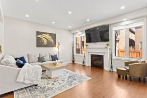 un soggiorno con un divano e una TV di 6BR Luxe Family Home,Safari Area, Entertainment a Milton