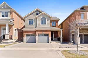 una casa in mattoni con garage di 6BR Luxe Family Home,Safari Area, Entertainment a Milton