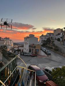 Blick auf einen Parkplatz mit geparkten Autos in der Unterkunft Casa Alegría in Cómpeta