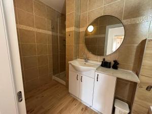 un bagno con lavandino e specchio di Kasa R a Herzelia Altre 9 foto