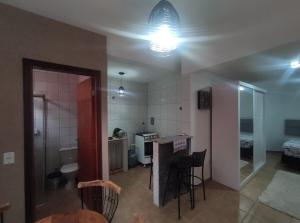 una stanza con cucina e soggiorno di Loft FMIT Medicina a Itajubá Altre 6 foto