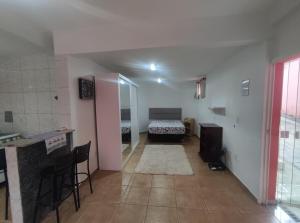 una camera con un letto in camera di Loft FMIT Medicina a Itajubá