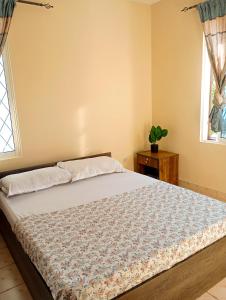 Postel nebo postele na pokoji v ubytování Coastal Bliss 2BR Beach Getaway in Kanamai, Mtwapa