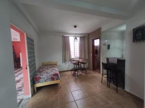 una stanza con un letto, un tavolo e delle sedie di Loft FMIT Medicina a Itajubá