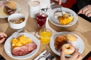 レサ・ダ・パルメイラにあるホリデイ イン エクスプレス ポルト エクポノールの木製テーブル(朝食用の食材付)