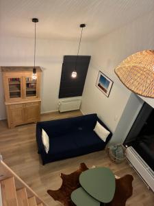 ein Wohnzimmer mit Sofa und Tisch in der Unterkunft Gite Chez Mamy Pol autour du lac de la Gileppe in Jalhay