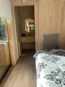 ein kleines Schlafzimmer mit einem Bett und einem Spiegel in der Unterkunft Alojamiento y Desayuno Privado De lujo C2 in El Cerrillo + 27 Fotos