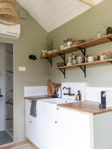 ChampignollesPeaceful Refuge In Burgundy Near Beaune的厨房配有白色橱柜和墙上的架子 更多23张照片