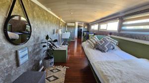 ein Wohnzimmer mit einer Couch und einem Spiegel in der Unterkunft Bird Bus Chile - Descanso- Aventura - Comodidad in Chillán + 57 Fotos