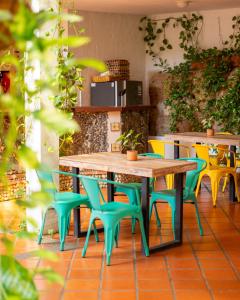 una mesa y sillas en un restaurante en Encomendero Hotel -Centro Histórico-, en Santa Fe de Antioquia