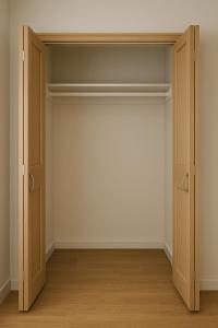 ein leerer Schrank mit offener Tür in der Unterkunft Cosy studio room 