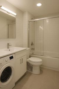 ein Badezimmer mit Toilette, Waschbecken und Waschmaschine in der Unterkunft Cosy studio room 