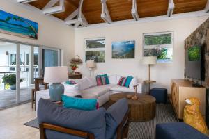 Khu vực ghế ngồi tại Maria Breeze- Stunning Ocean & Sunset Views Private Pool Spacious Rooms