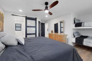 Кровать или кровати в номере 1 Block To Beach - Fully Upgraded Spacious & Quiet