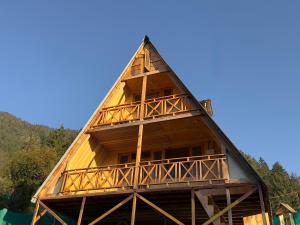 纳加尔Crystal peak cottage的用木材建造茅草屋顶的房屋 更多22张照片