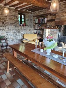 una mesa de madera en una sala de estar con sofá en Lodge de La Vallée, en Saint-Rémy