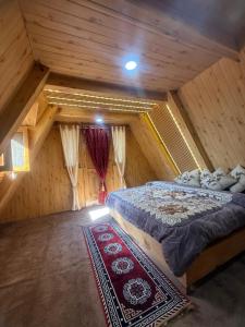 纳加尔Crystal peak cottage的阁楼里有一张床的卧室