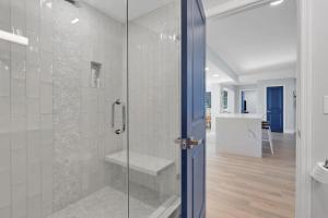 Ванная комната в 1 Block To Beach - Fully Upgraded Spacious & Quiet +29 фотографий