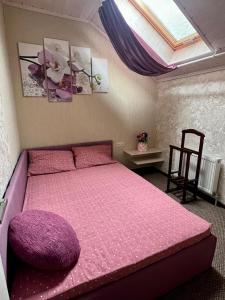 Giường trong phòng chung tại Villagoria котедж з басейнами і джакузі