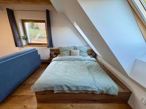 贝拉波德普拉德代姆Mezi vršky - rodinný apartmán Filipovice的一间卧室,楼梯下面设有一张床