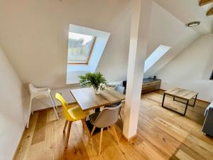 贝拉波德普拉德代姆Mezi vršky - rodinný apartmán Filipovice的一间带桌子和黄色椅子的用餐室