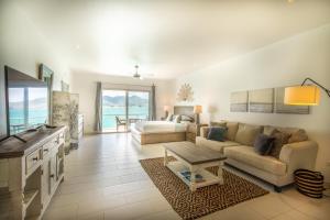 Posezení v ubytování Beachfront Studio in Simpson Bay + 14 fotografií