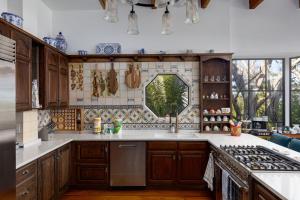 ONE Captiva- Gorgeous 6BR Gulf Front Villa في Wulfert: مطبخ مع دواليب خشبية ونافذة