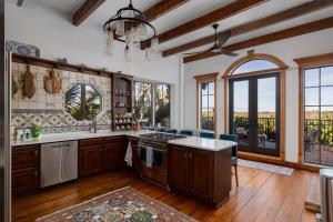 ONE Captiva- Gorgeous 6BR Gulf Front Villa في Wulfert: مطبخ بدولاب خشبي ونافذة كبيرة