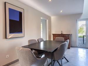 Posezení v ubytování Maison contemporaine de 150 m2 avec garage privé et terrasse ensoleillée