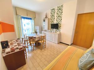 Μια τηλεόραση ή/και κέντρο ψυχαγωγίας στο PetlyApartments