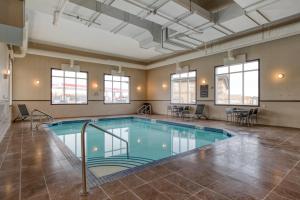 Πισίνα στο ή κοντά στο Best Western PLUS Fox Creek