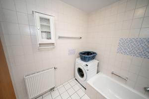ein Badezimmer mit Waschmaschine und Waschmaschine in der Unterkunft Am Feigenbaum in Albisheim + 28 Fotos