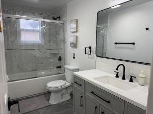 Ένα μπάνιο στο North Barrie !D Stylish and Cozy Private Bedroom with Shared Bathroom +7 φωτογραφίες