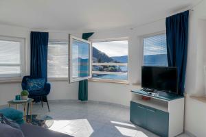 Μια τηλεόραση ή/και κέντρο ψυχαγωγίας στο Apartments Beach house Blace