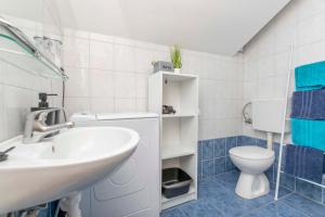 Ένα μπάνιο στο Apartments Beach house Blace +54 φωτογραφίες