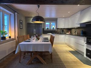 Un comedor con una mesa y una cocina. en House in Åre Björnen ski-in ski-out, en Åre