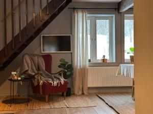 sala de estar con silla roja y ventana en House in Åre Björnen ski-in ski-out, en Åre 26 fotos más